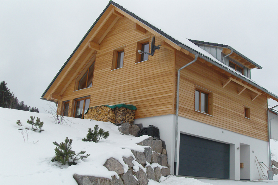 Einbau von 15 Holzfenstern in ein neu erbautes Holzhaus im Schwarzwald. , Quelle: Fensterbau Frommherz