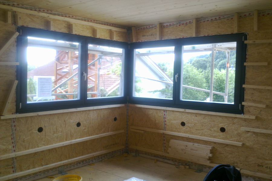 Die Eckausbildung der Holz Alu Fenster bietet freien Blick nach draußen. , Quelle: Fensterbau Frommherz Die Eckausbildung der Holz Alu Fenster bietet freien Blick nach draußen. , Quelle: Fensterbau Frommherz