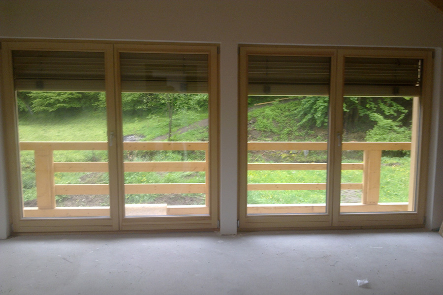 Die Balkontüren aus Holz wurden vollflächig verglast und bieten einen sehr schönen Blick nach draußen. , Quelle: Fensterbau Frommherz