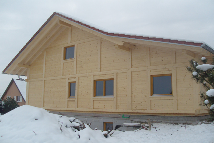 Die Energieeffizizenz der Holzfenster ist die perfekte Eränzung für das Energiekonzept dieses neu erbauten Holzhauses.. , Quelle: Fensterbau Frommherz