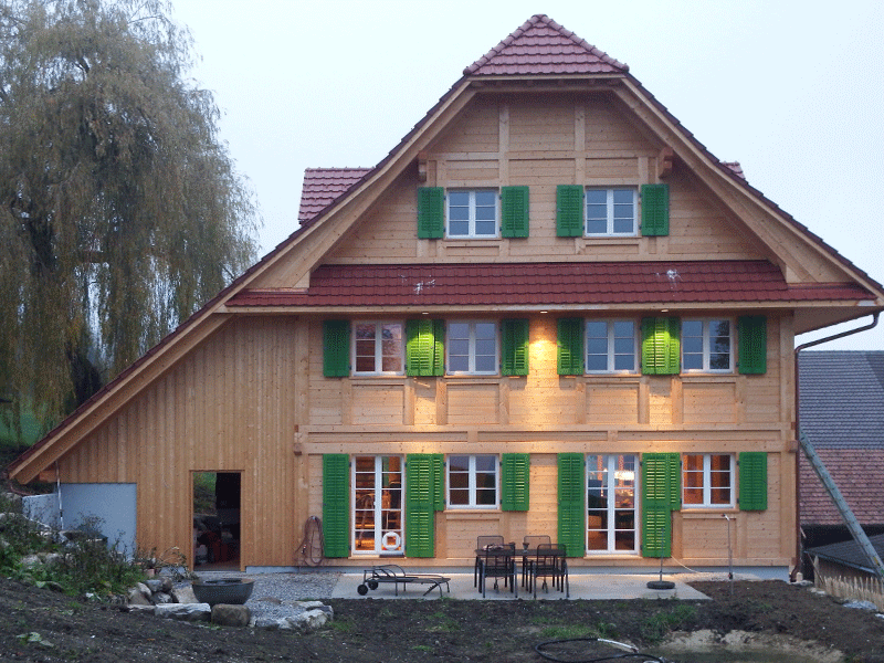 Die natürlichen Holzfenster runden das Holzhaus perfekt ab., Quelle: Frommherz