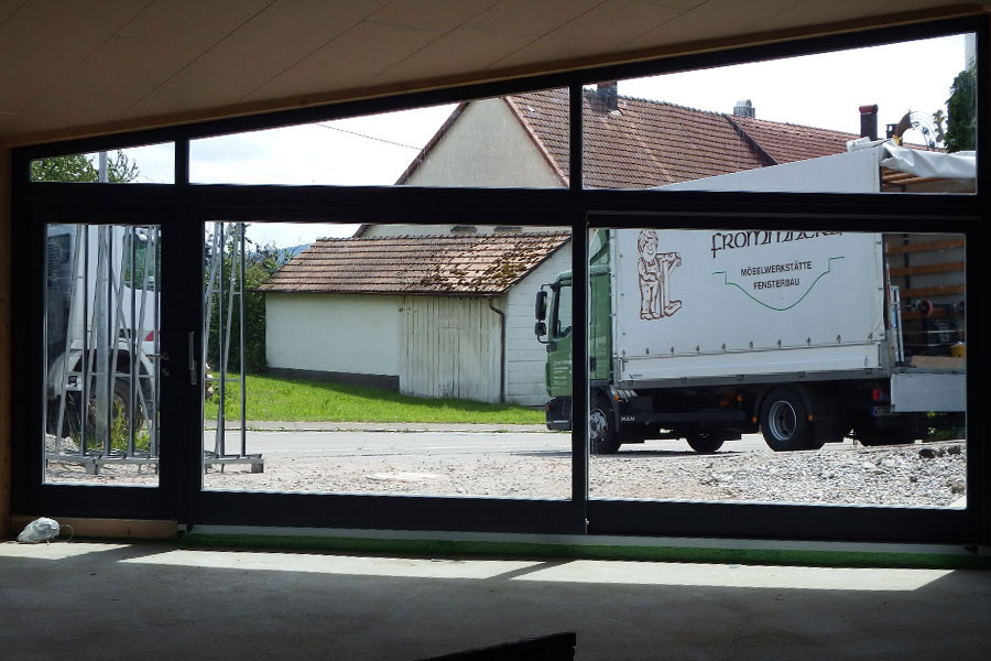 Durch den Einbau einer Hebe-Schiebe-Tür ein befahren des Studios mit dem Auto möglich., Quelle: Fensterbau Frommherz