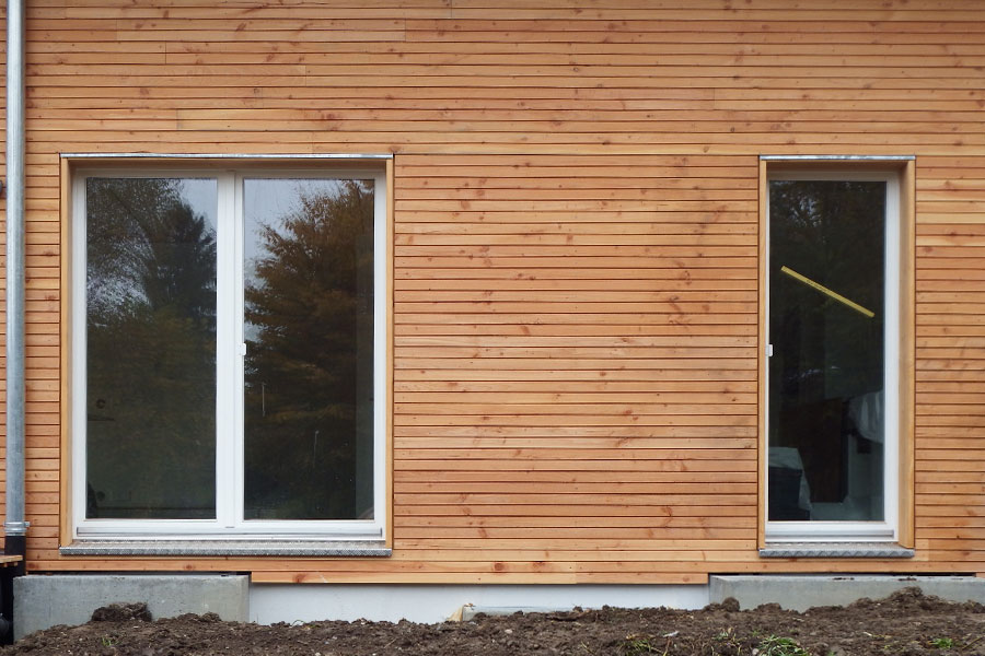 Einbau von Fenster sowie Futter und Bänken in Holzwand, Quelle: Fensterbau Frommherz