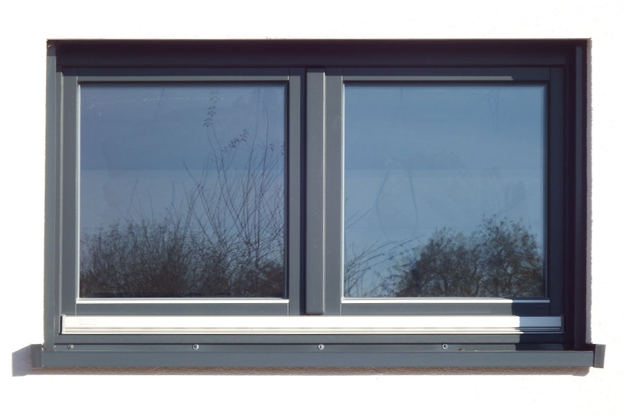 Durch Alu-Abdeckungen an den gefährdeten Stellen des Holzfensters zeigt sich dieses als Langlebiges Bestandteil des Hauses. , Quelle: Fensterbau Frommherz