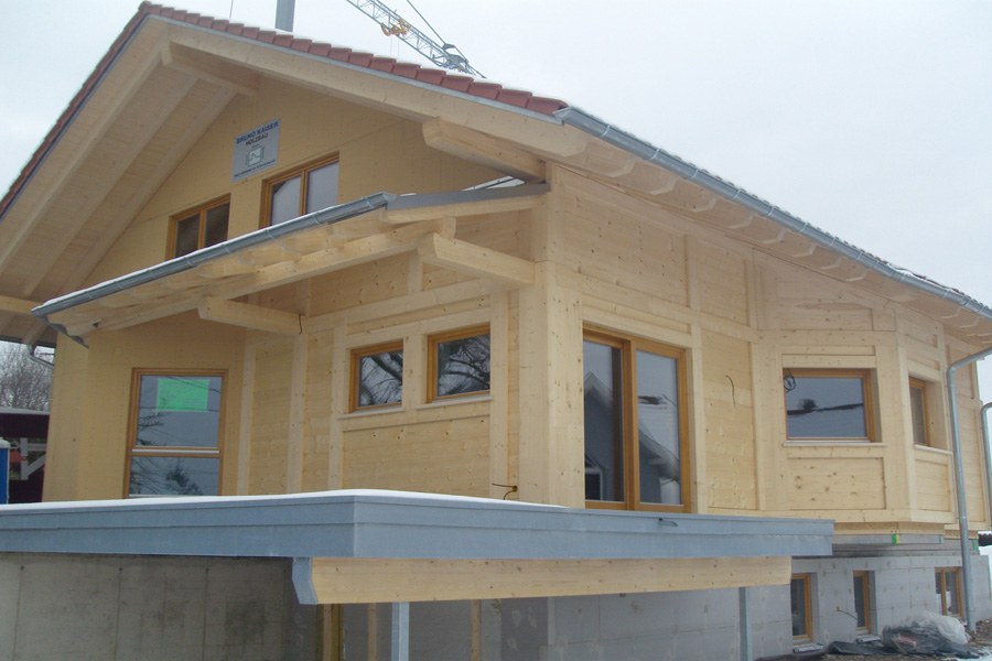 Die Holzfenster in diesem neuen Holzhaus unterstützen das Wäremdämmkonzept optimal und runden das Erscheinungsbild sehr gut ab. , Quelle: Fensterbau Frommherz