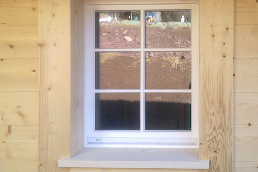 Einbau von Fenster und Holzbank , Quelle: Fensterbau Frommherz