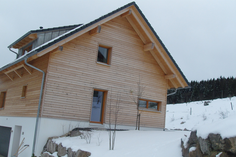 Der Holzhaus Neubau wurde mit Holzfenstern ausgestattet um eine optimale Energieeffizienz zu erzielen. , Quelle: Fensterbau Frommherz