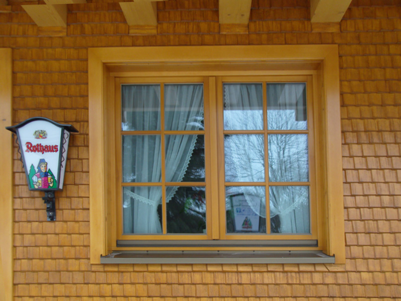 In diesem Hotel passten Holzsprossenfenster am besten zur regionalen Bauweise. , Quelle: Fensterbau Frommherz