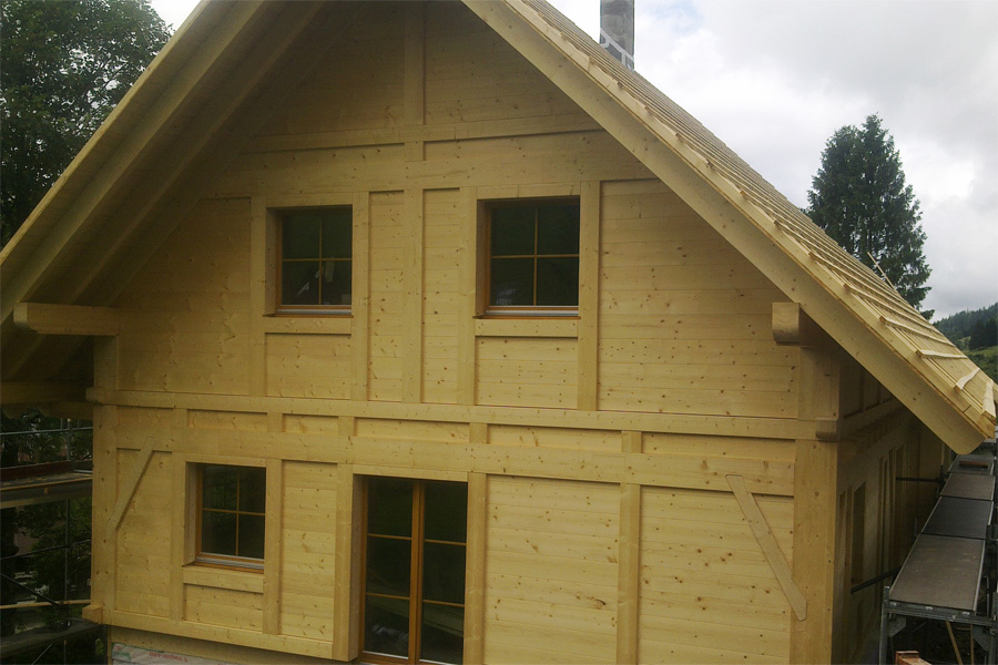 Die Sprossenfenster in diesem Holzblockhaus runden das Erscheinungsbild perfekt ab. , Quelle: Fensterbau Frommherz