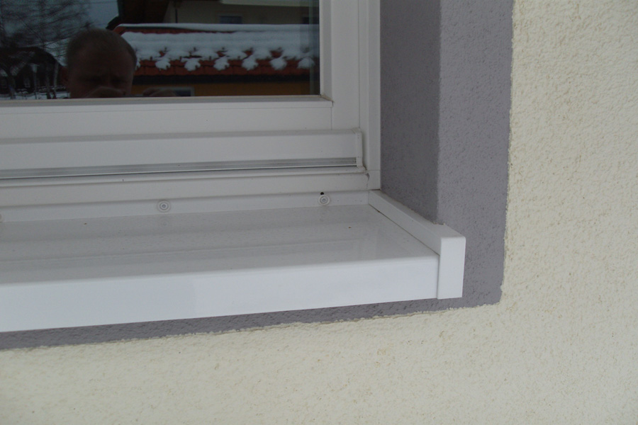 Eine Aluminium-Fensterbank im Außenbereich ist sehr pflegeleicht und langlebig. , Quelle: Fensterbau Frommherz