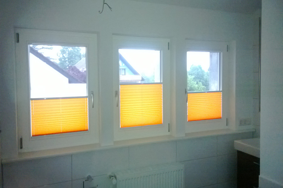 Die Fensterbeschattung sorgt in den heißen Sommermonaten für angenehmes Klima und perfekten Blickschutz. , Quelle: Fensterbau Frommherz