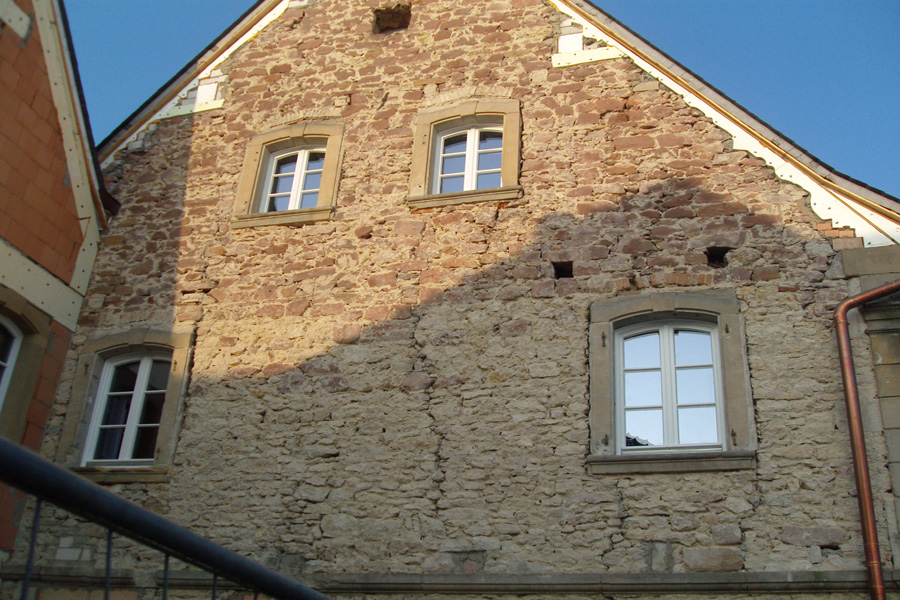 Die Fenster in diesem historischen Weingut bringen den Charakter des Gebäudes perfekt zum Ausdruck. , Quelle: Fensterbau Frommherz