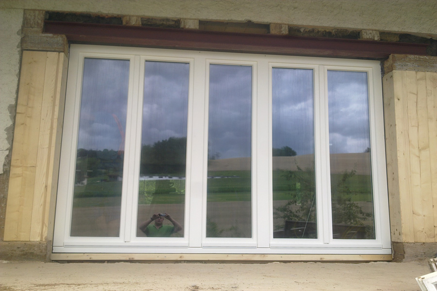 Fenstersanierung in einem Bauernhaus. Insgesamt wurden 20 Holzfenster in die Steinumrahmungen passgenau gefertigt. , Quelle: Fensterbau Frommherz