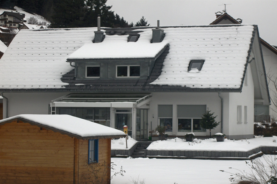 Die Fenstersanierung erfolgte mit Holzfenstern, weldhe im Winter für wohnliche Wärme sorgen. , Quelle: Fensterbau Frommherz