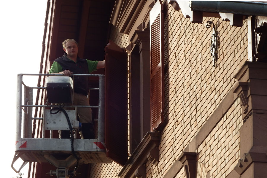 Einbau von Holz-Fensterläden in luftiger Höhe, Quelle: Fensterbau Frommherz