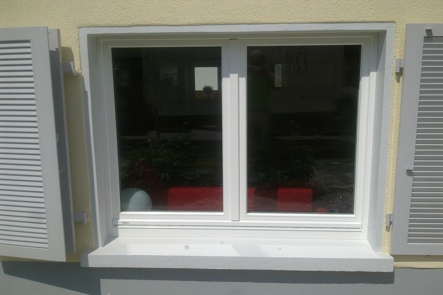 Die Komplettsanierung der Holzfenster in Verbindung mit einer 3-fach Isolierverglasung unterstützen das Wohnklima sehr positiv. , Quelle: Fensterbau Frommherz