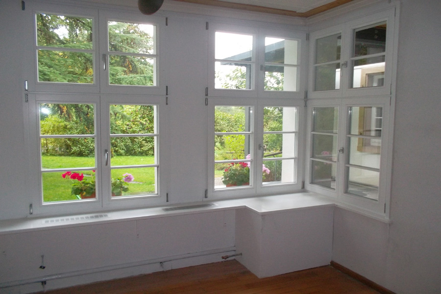 Fenstersanierung durch Holzfenster in weiß im Stil des Gebäudes., Quelle: Fensterbau Frommherz