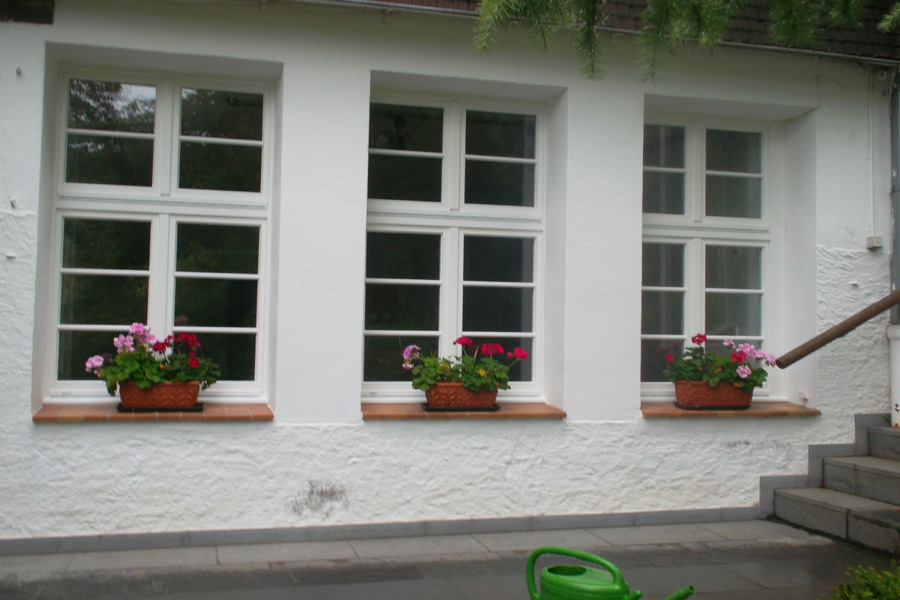 Sanierung durch weiße Holzfenster in einem Altbau im Südschwarzwald. , Quelle: Fensterbau Frommherz