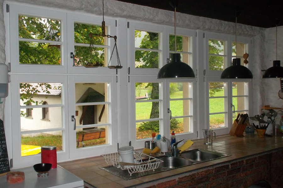 Die Fenstersanierung und das ersetzen durch weiße Holzfenster sorgen für einen sehr schönen Ausblick und eine perfekte Wärmedämmung. , Quelle: Fensterbau Frommherz