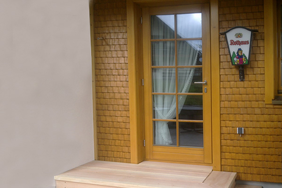 Eingangstüre mit Sprossenfenster aus Massivholz individuell gefertigt. , Quelle: Fensterbau Frommherz