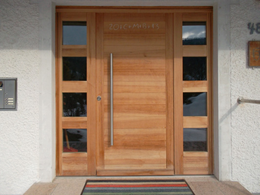 Individuell gefertigte Haustüre aus Massivholz, Quelle: Fensterbau Frommherz