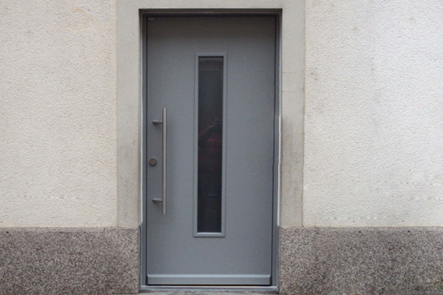 Austauschen einer Eingangstüre in Mehrfamilienhaus in Waldshut, Quelle: Fensterbau Frommherz