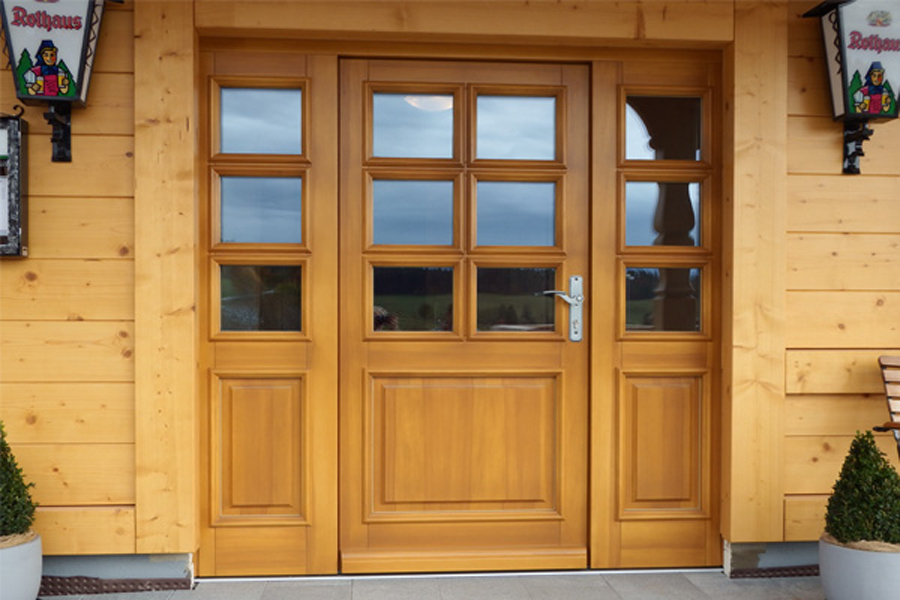Hotel Eingangstüre aus Massivholz mit Sprossenfenstern (Energiesparverglasung), Quelle: Fensterbau Frommherz