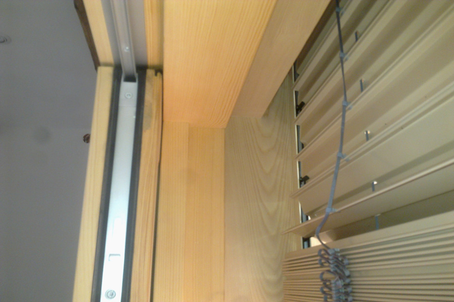 Hebeschiebetür aus Holz mit Detailansicht einer Beschattung. , Quelle: Fensterbau Frommherz Hebeschiebetür aus Holz mit Detailansicht einer Beschattung. , Quelle: Fensterbau Frommherz