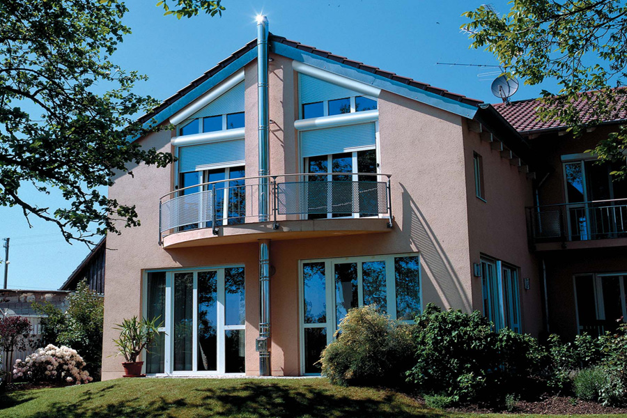Die doppelwandigen Aluminium-Rollladenprofile, FCKW-frei ausgeschäumt und mit Lichtschlitzen ausgestattet gewährleisten eine optimale Steuerung des Lichteinfalls. , Quelle: Reflexa Rettenbach Die doppelwandigen Aluminium-Rollladenprofile, FCKW-frei ausgeschäumt und mit Lichtschlitzen ausgestattet gewährleisten eine optimale Steuerung des Lichteinfalls. , Quelle: Reflexa Rettenbach