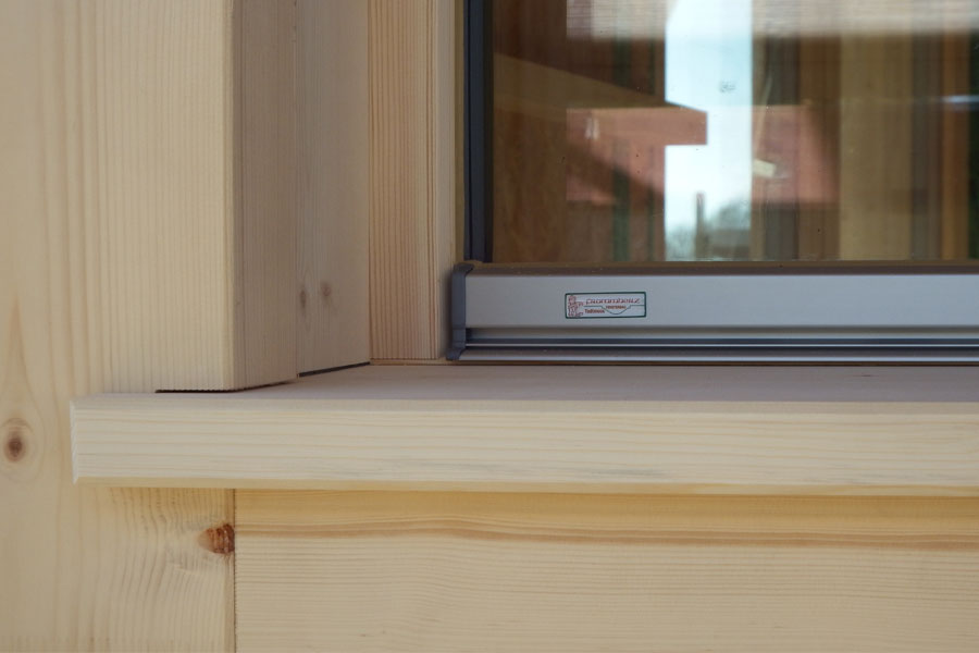Holzbank in Ständer-Bohlen-Wand, Quelle: Fensterbau Frommherz Holzbank in Ständer-Bohlen-Wand, Quelle: Fensterbau Frommherz